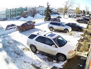 Une voiture se galère pour sortir d'un parking !