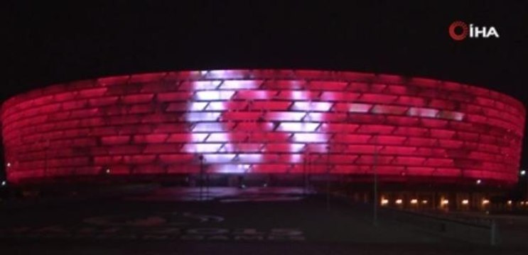 Bakü Olimpiyat Stadyumu'na Türk bayrağı silueti yansıtıldı