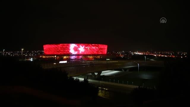 Olimpiyat Stadyumu'na Türk bayrağı yansıtıldı