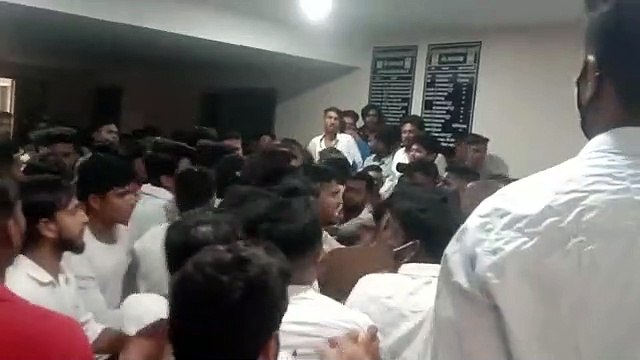 NSUI के राष्ट्रीय अध्यक्ष के सामने दो गुट के कार्यकर्ता आपस में भिड़े, जमकर हुई धक्का-मुक्की