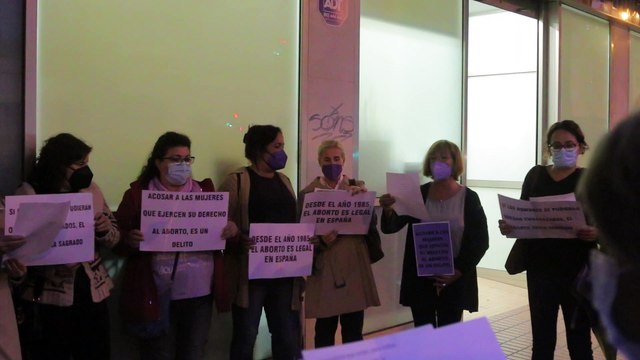 Un grupo de feministas planta cara a la antiabortistas de Córdoba entonando un rezo laico
