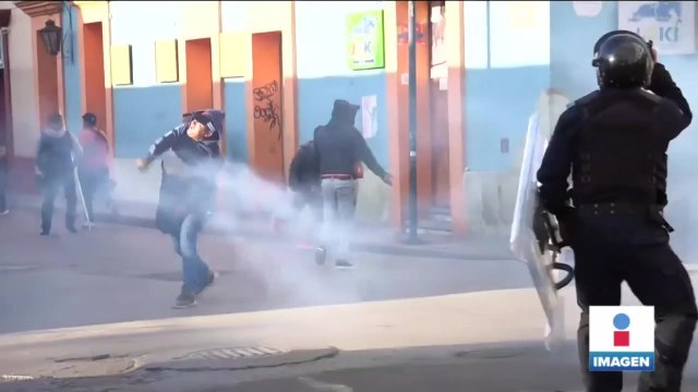 Desalojan con gas lacrimógeno a ambulantes en Oaxaca