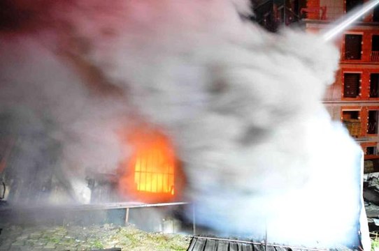 Son dakika 3. sayfa: Kağıthane'de işçilerin kaldığı konteynerde yangın: 1 yaralı
