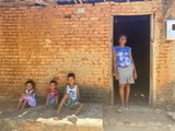Em Cajazeiras, idosa sonha com reforma de casa antes que desabe: “Quero voltar pra minha casa”