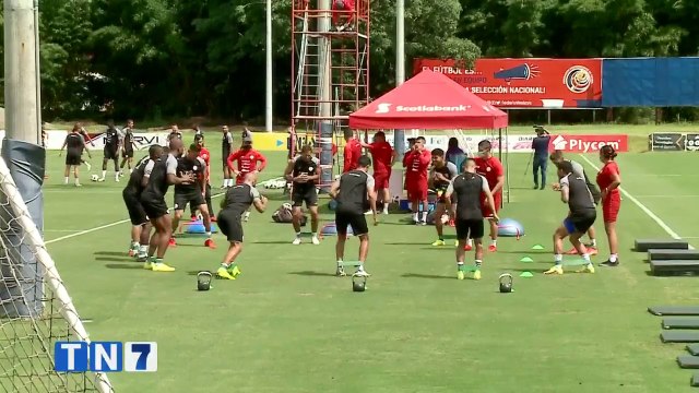 b Luis Fernando Suárez convocó a una selección con un promedio de edad de 23 años