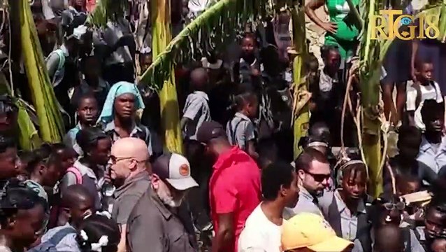 Ansyèn premyè dam Martine Moïse ak divès elèv lekòl piblik plante plizyè pye sitwon, sèd ak oliv