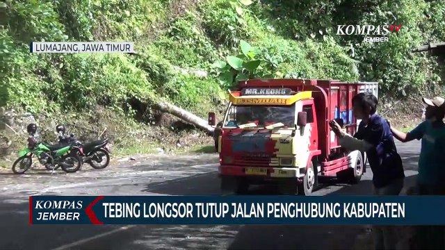 Tebing Longsor Menutup Jalan Penghubung 2 Kabupaten