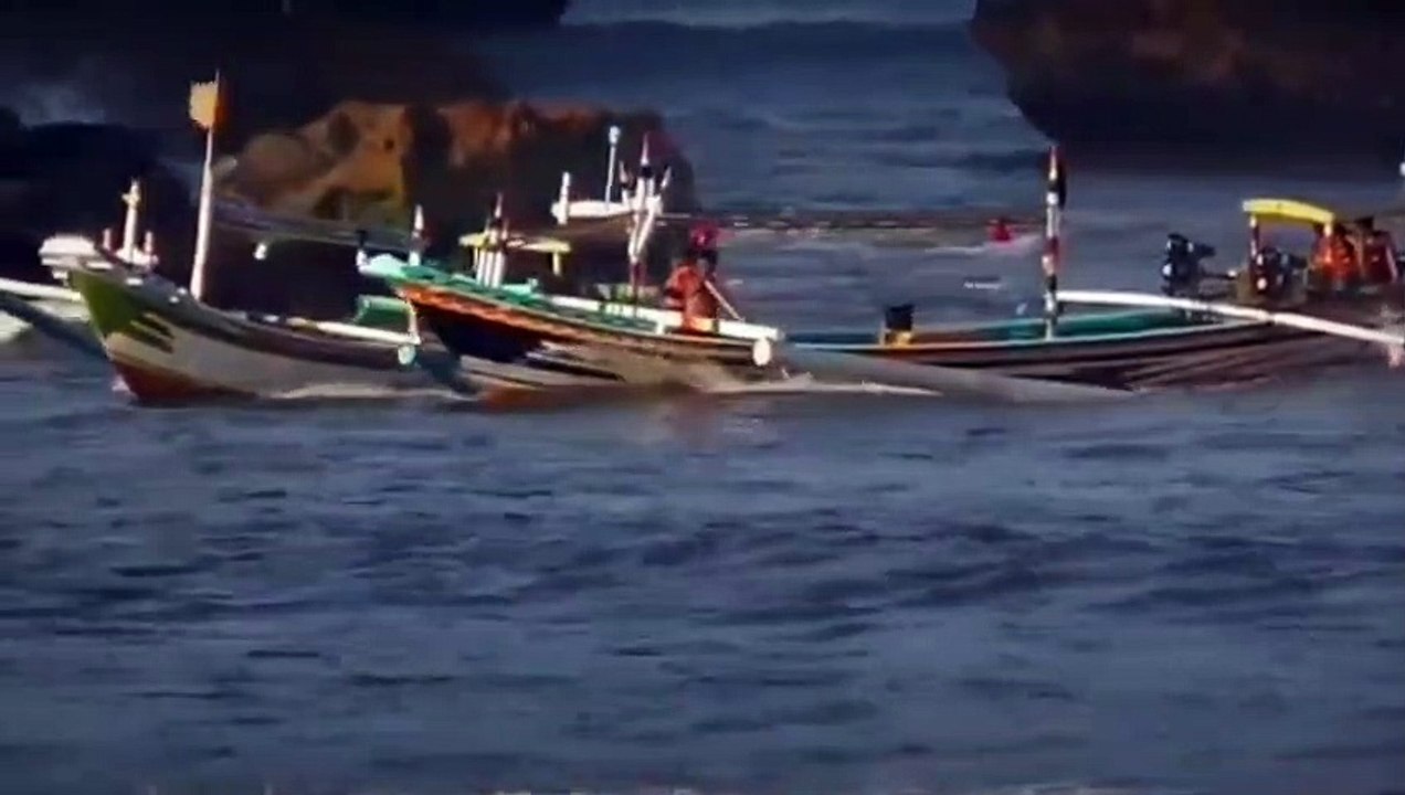 Perahu Di Belok kan Ombak Dan Terjadi Tabrakan Beruntun