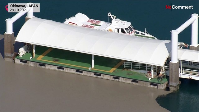 شاهد: تنظيف شواطئ جنوب غرب اليابان بعد ثوران بركاني تحت الماء