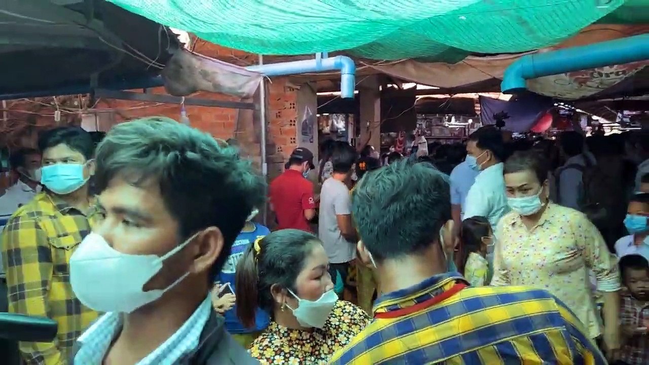 ប្រជាពលរដ្ឋណាក៏សប្បាយមិនស្ទើរនោះទេ ឯកឧត្តម ម៉ៅ ធនិន ចុះផ្ទាល់ជួបផ្ទាល់ សុំថតពេញផ្សារកំពង់ត្រាច
