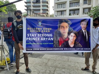 মুম্বাইয়ের আর্থার রোড জেল থেকে মুক্তি পেয়ে নিজের বাড়ি 'মান্নাত' পৌঁছেছেন আরিয়ান খান