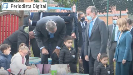 El viral del niño 'borde' que no hace ni caso al Rey de España