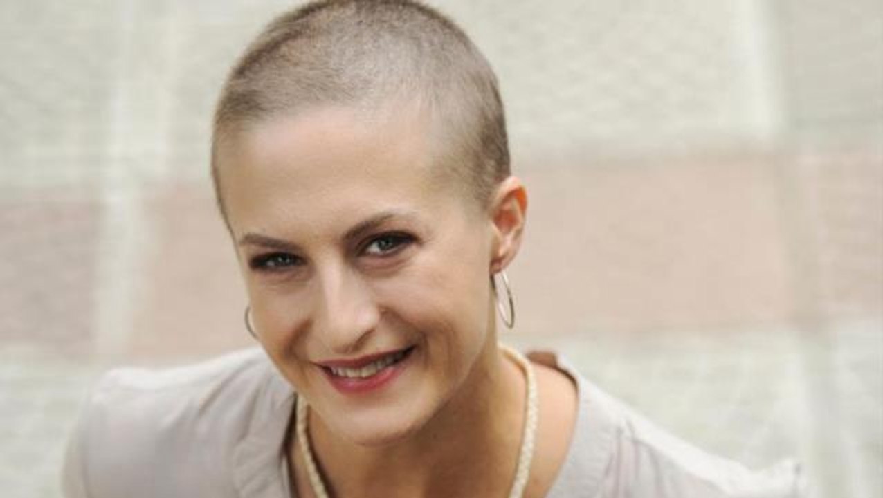 Meme kanseriyle mücadele eden Canan Ergüder, yaşadıklarını anlatırken gözyaşlarına boğuldu