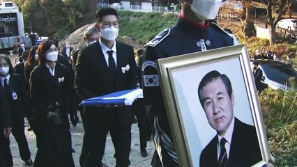 故 노태우 전 대통령 운구 행렬, 파주 검단사 도착…임시 안치 / YTN