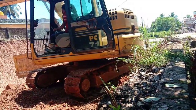 Komatsu PC 71 Machine digging and loading