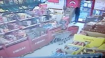 Markete giren çocuğun Türk bayrağı hassasiyeti