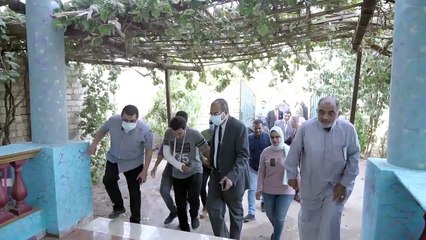 رئيس جامعة سوهاج يطمئن على طبيب اعتدى عليه مرافقو مريضة أثناء تأدية عمله