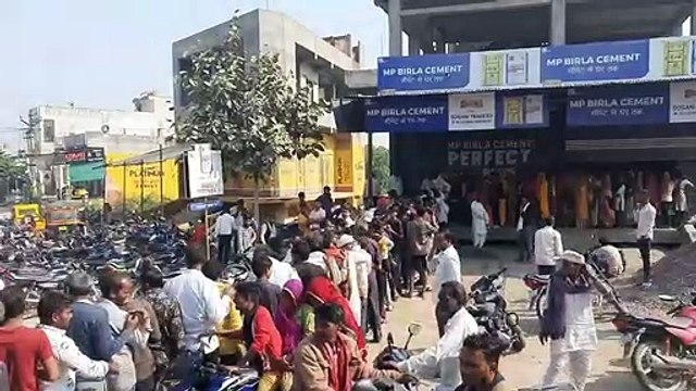 डीएपी के बाद अब यूरिया खाद के लिए लगी किसानोंं की कतारे। देखे वीडियो