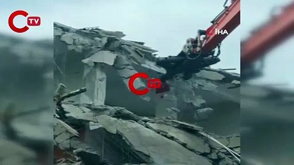 Sultangazi'de yıkım yapan ekiplerin Türk bayrağı hassasiyeti