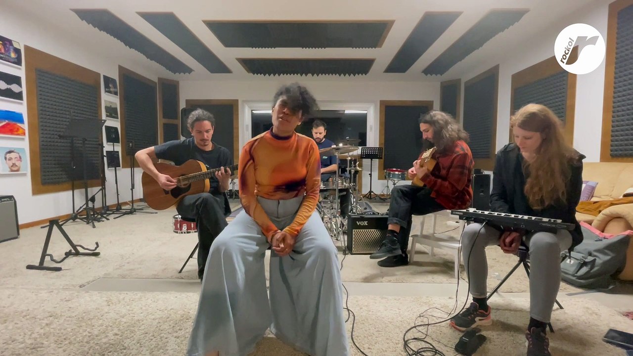 Anna Bassy: "This world" live per Rockol
