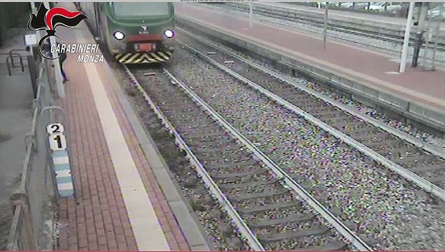 Picchiano un ragazzo per rubargli il monopattino e scappano sui binari: doppio arresto a Seveso