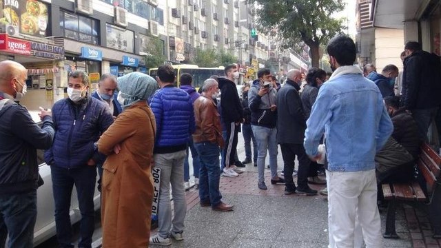 Nöbetçi noter kuyruğu, vatandaşı çileden çıkardı