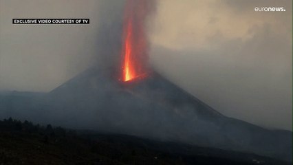 شاهد | ثوران بركان "كومبري بييخا" مستمر بعد خمسة أسابيع على التوالي