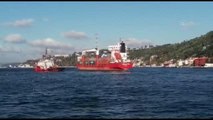 Makine arızası yapan yük gemisi İstanbul Boğazı'na demir attı (2)