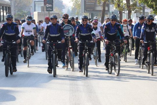 İzmir depreminde hayatını kaybedenler anısına bisiklet turu düzenlendi