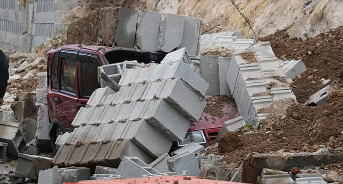 İstinat duvarı çöktü iki araç hurdaya döndü