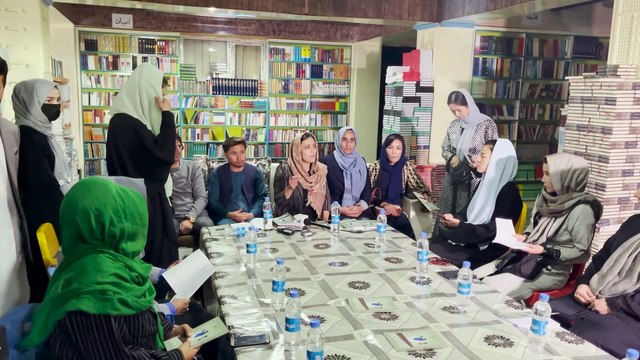 Kabul, il movimento delle donne afghane: Sfidiamo i talebani leggendo libri in pubblico