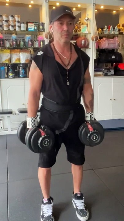 —Gear from @bodyengineers —Happy Saturday Everyone ! —Salut la famille, j’espère que vous allez bien ? Voici mon entraînement Dos de ce samedi midi. Bon week-end ! —SAVE This Complete Back & Traps1. DB Deadlift into Shrug - 4✖️12reps.2. DB I
