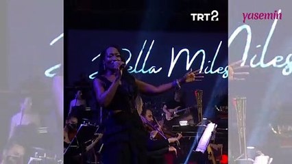 Amerikalı ünlü şarkıcı Della Miles, Türk orkestra ile söyledi