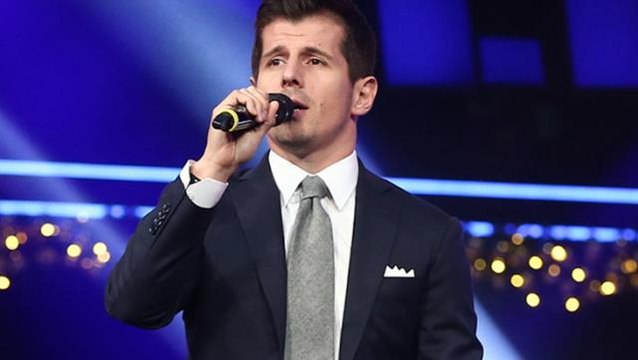 Kostümlü partiye Emre Belözoğlu damga vurdu! Başarılı sahne performansı ortalığı yıktı