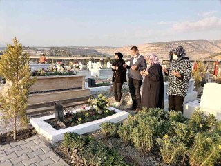 Ayda'nın annesinin mezarına bırakılan not duygulandırdı