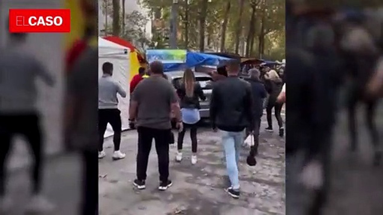 Un cotxe envesteix les parades de les fires de Girona