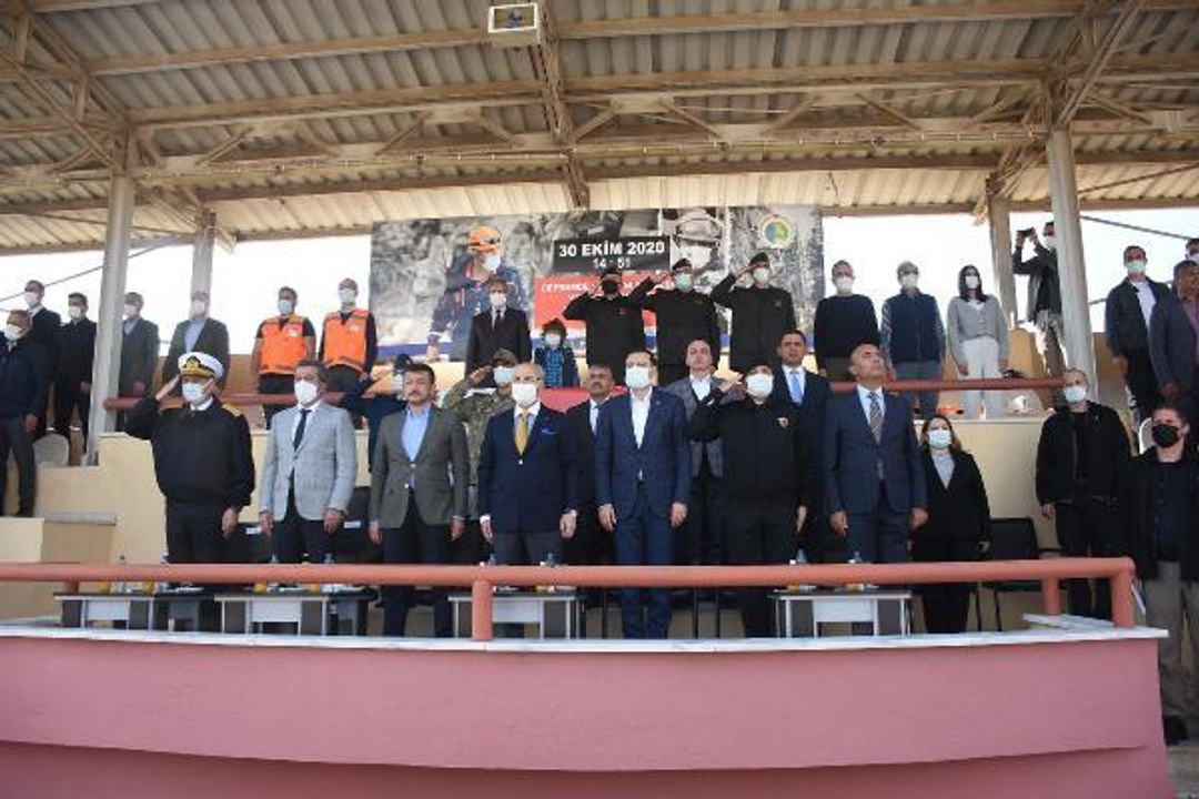 İZMİR'DE, DEPREMİNİN YIL DÖNÜMÜNDE TATBİKAT YAPILDI