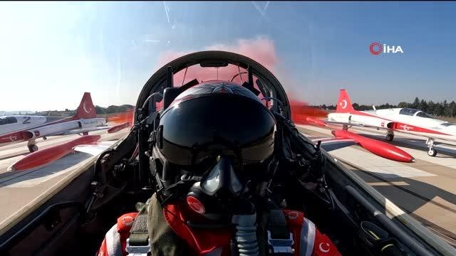 MSB: Türk Yıldızları Akrobasi Timimiz, Cumhuriyet Bayramı'nın 98'inci Yıl Dönümü kapsamında İstanbul Vatan Caddesinde icra edilen kutlama...