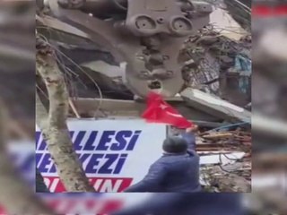 Yıkım alanındaki Türk Bayrağını iş makinesi ile aldı