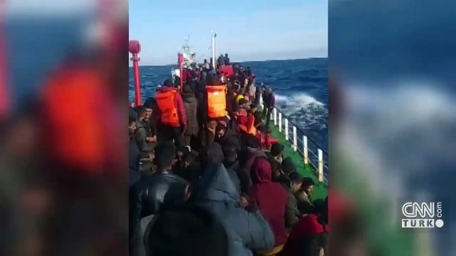 Yunanistan 400 sığınmacıyı taşıyan gemiyi alıkoydu