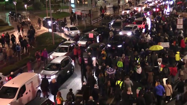 Milano, traffico in tilt per il corteo no Green Pass. Insulti da persone bloccate: Avete rotto