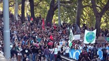 L'umanità ricoperta dal petrolio, il flash-mob di Extinction Rebellion alla protesta contro il G20
