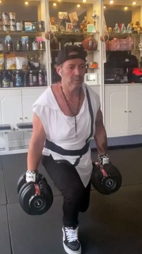 —Gear from @bodyengineers —Happy Tuesday ! —Salut la famille, j’espère que vous allez bien ? Voici mon entraînement Jambes de ce mardi après-midi. Bon entraînement! —SAVE This Leg Day1. Forward Lunges - 4✖️12reps.2. Reverse Lunges - 4✖️12reps