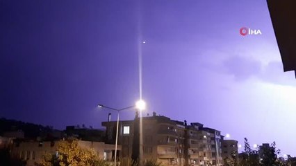 Gök gürültülü şimşek gecenin sessizliğini bozdu