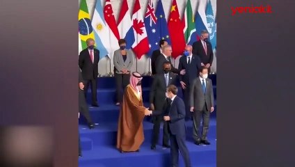 Macron, Afrikalı liderin elini sıkmadı