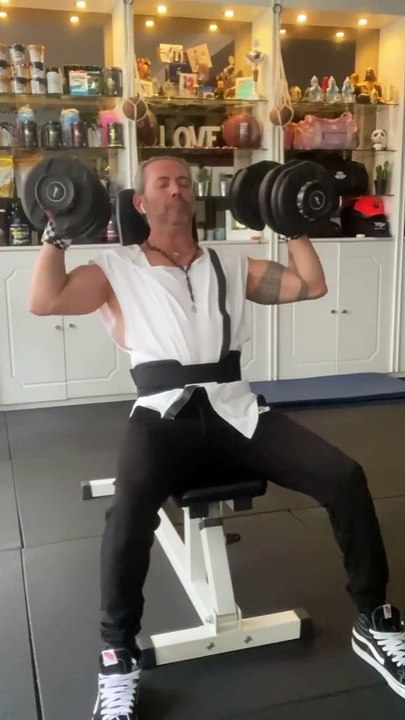 —Gear from @bodyengineers —Happy Monday ! —Salut la famille, j’espère que vous allez bien ? Voici mon entraînement Épaules de ce lundi midi. Bonne semaine ! —SAVE This Shoulder Exercises1. Standing DB Shoulder Press - 4✖️10reps.2. Alternate F