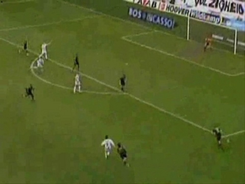 Berry Powel scoort tegen Heracles (2008)