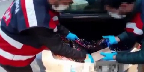 15 kilo eroini, kadın elbiselerinin astarlarına gizlemişler