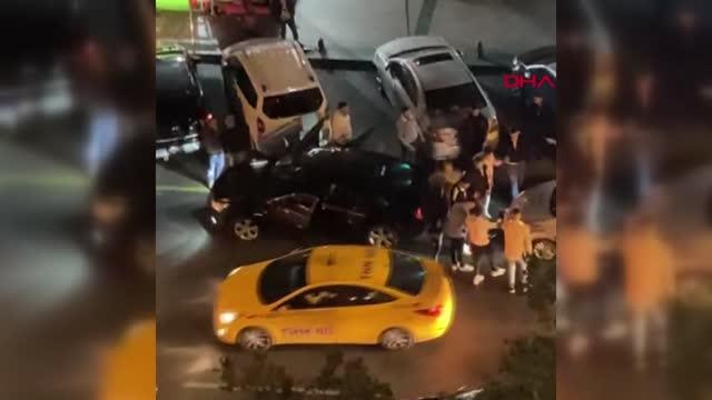 Beyoğlu'nda trafiğin ortasında halay çekenler kamerada