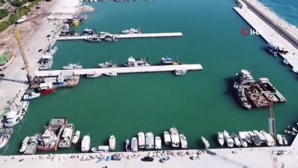 Gezi teknesi battı, 2 kişiyi balıkçı kurtardı